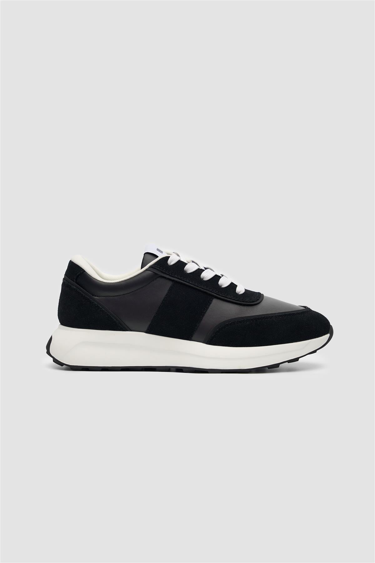 Alanza Black Technical Runner